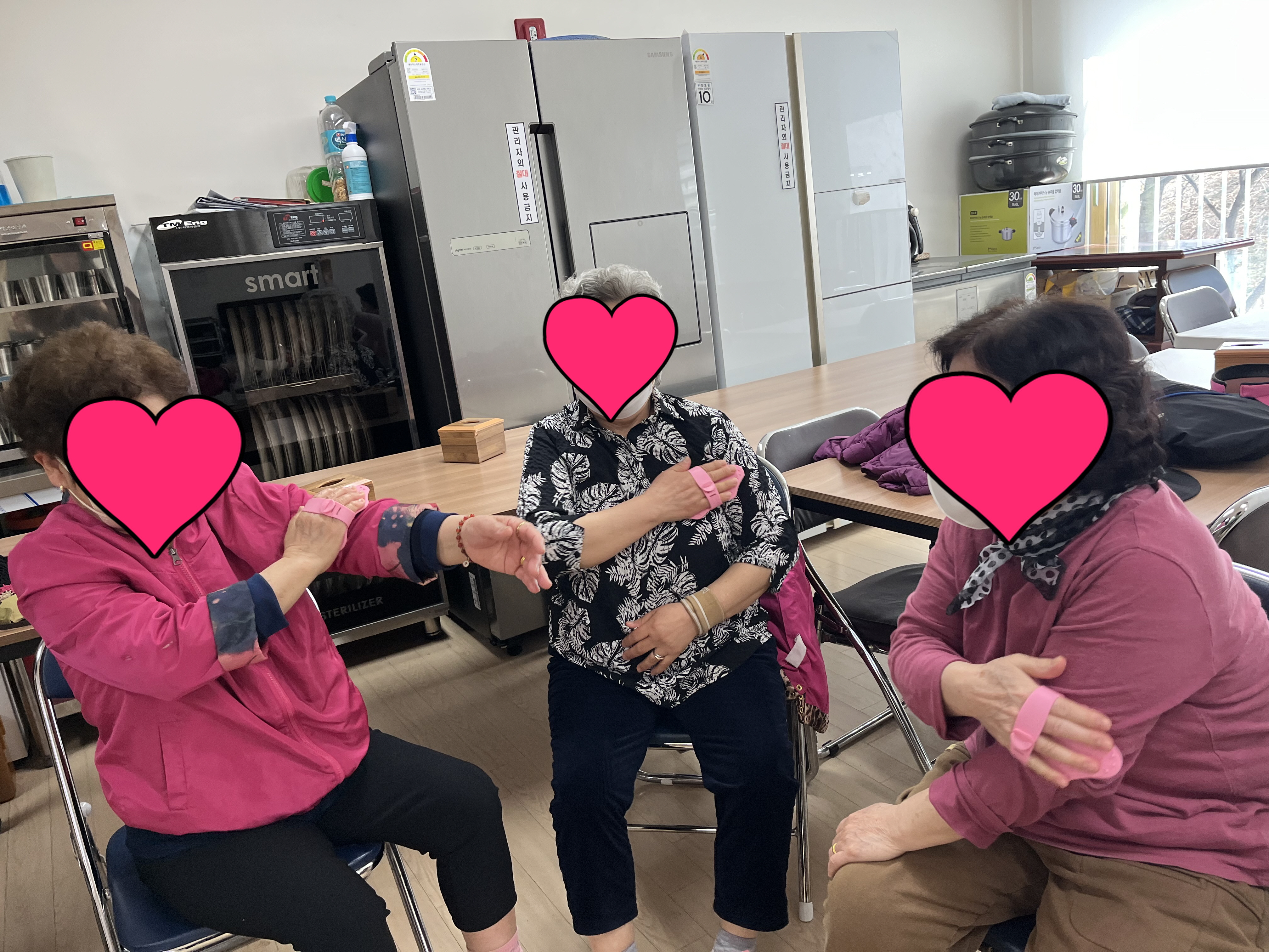 웃음치료 때밀이 마사지기 활동 