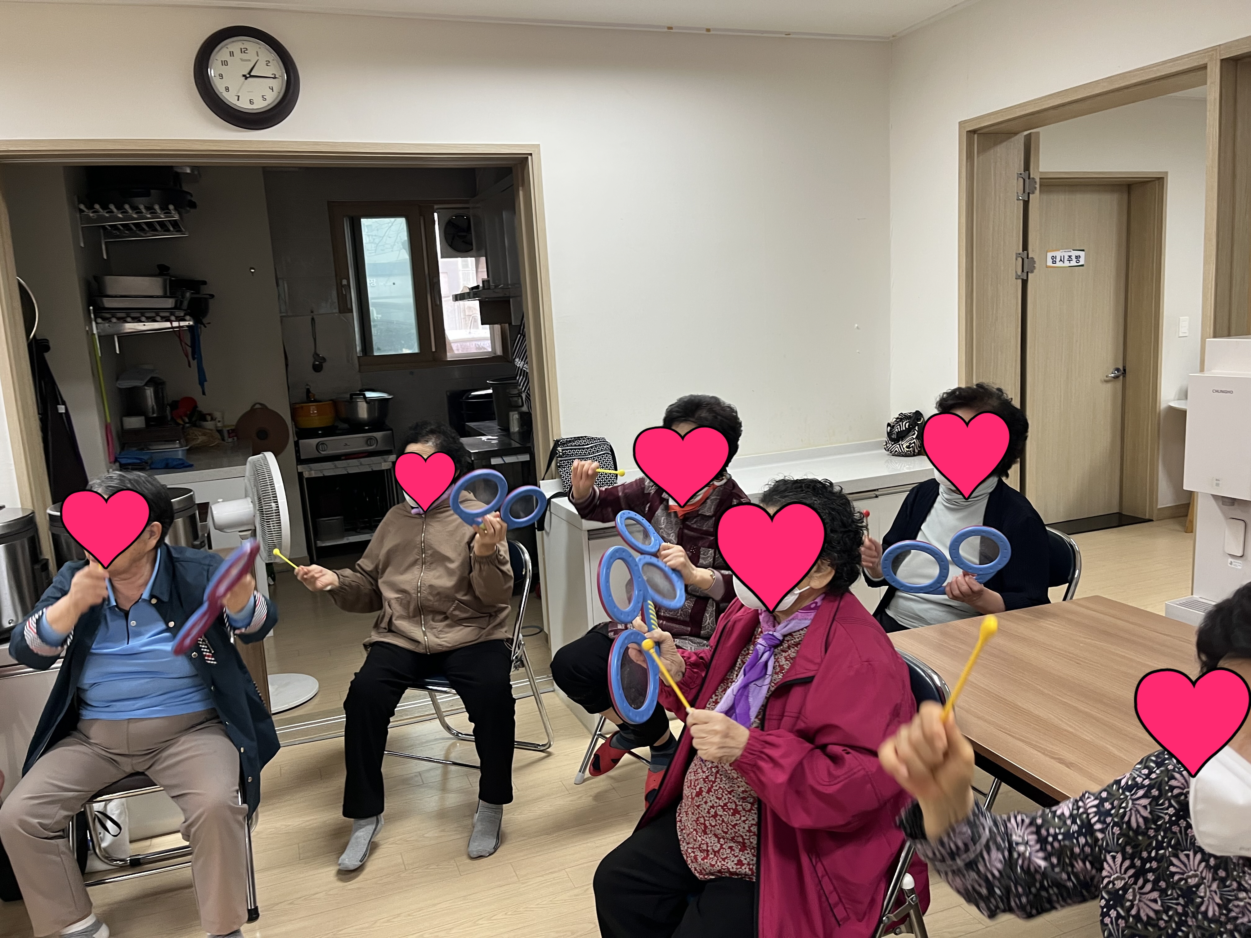 웃음치료 프로그램 리본체조 활동 