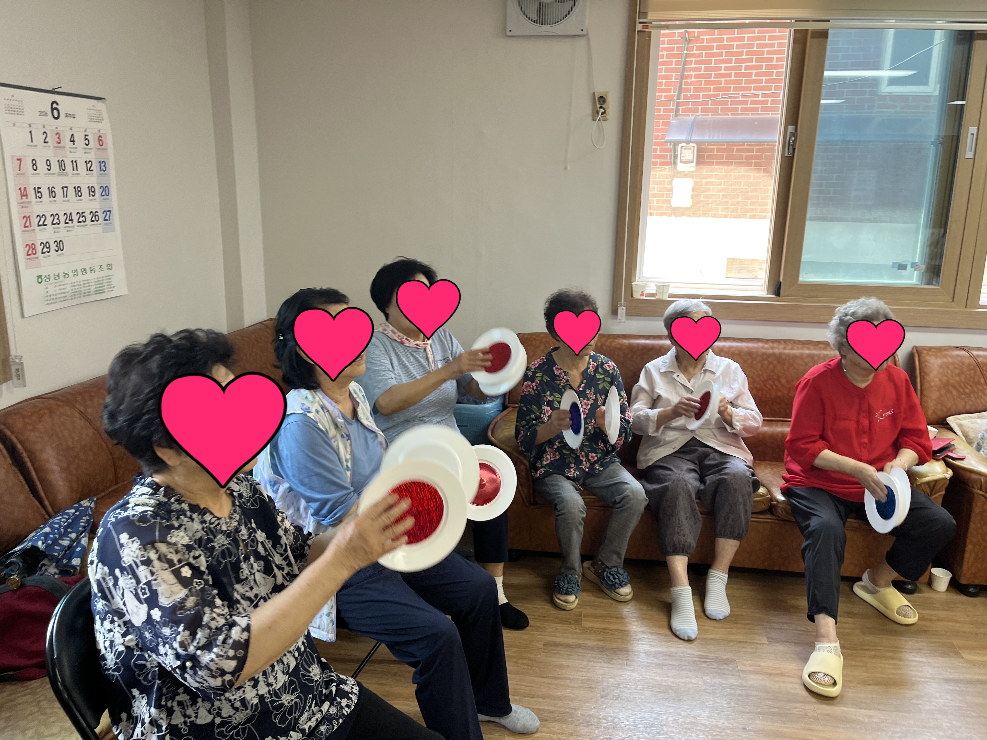 웃음치료 프로그램 바나나 풍선 던지기 